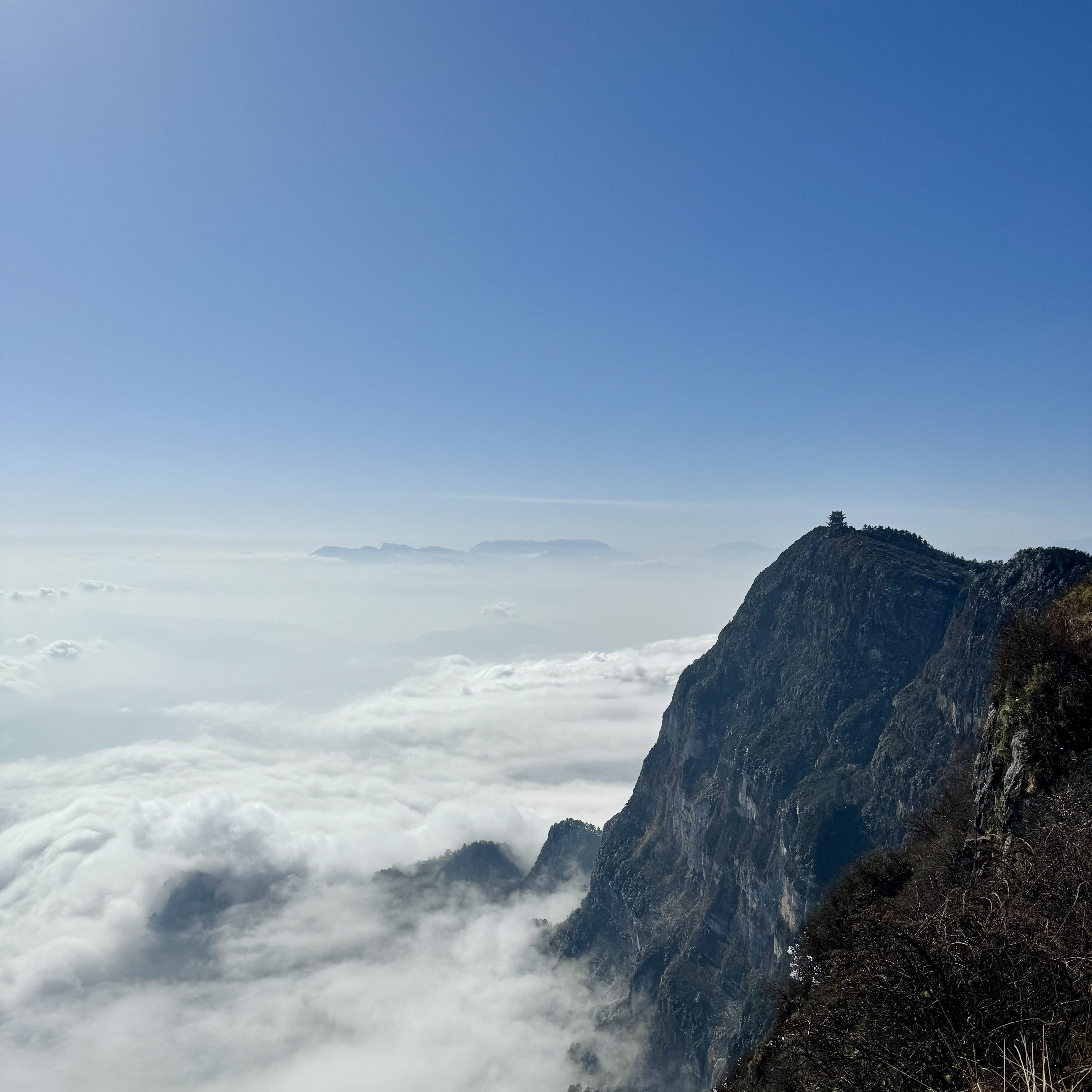A Journey to Mount Emei: The Buddhist Wonderland Above the Sea of Clouds